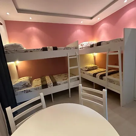 Hostel Blloku Vibes - Female Only Tirana