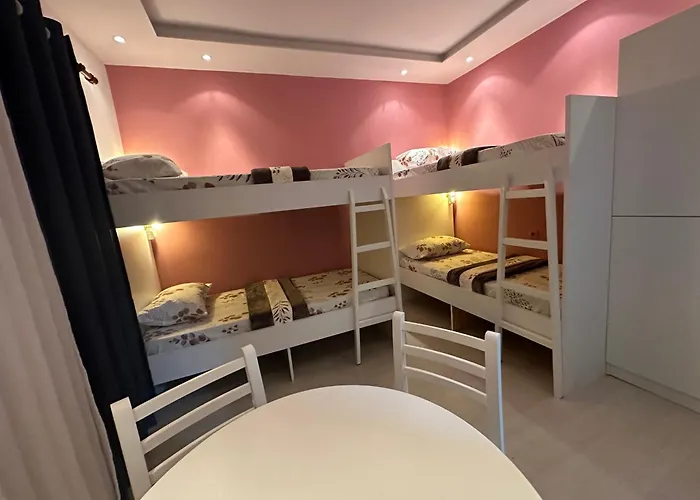 Hostel Blloku Vibes - Female Only Tirana