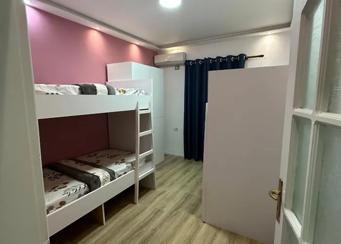 Blloku Vibes - Female Only ティラナ