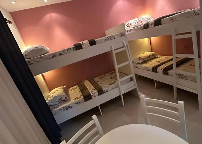 Hostel Blloku Vibes - Female Only Tirana